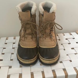 Sorel Caribou Boot sz 9 buff and black